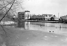 848379 Gezicht op de Koning Willem III Kazerne in Nieuwersluis, de strafgevangenis voor militairen, aan de Vecht in ...